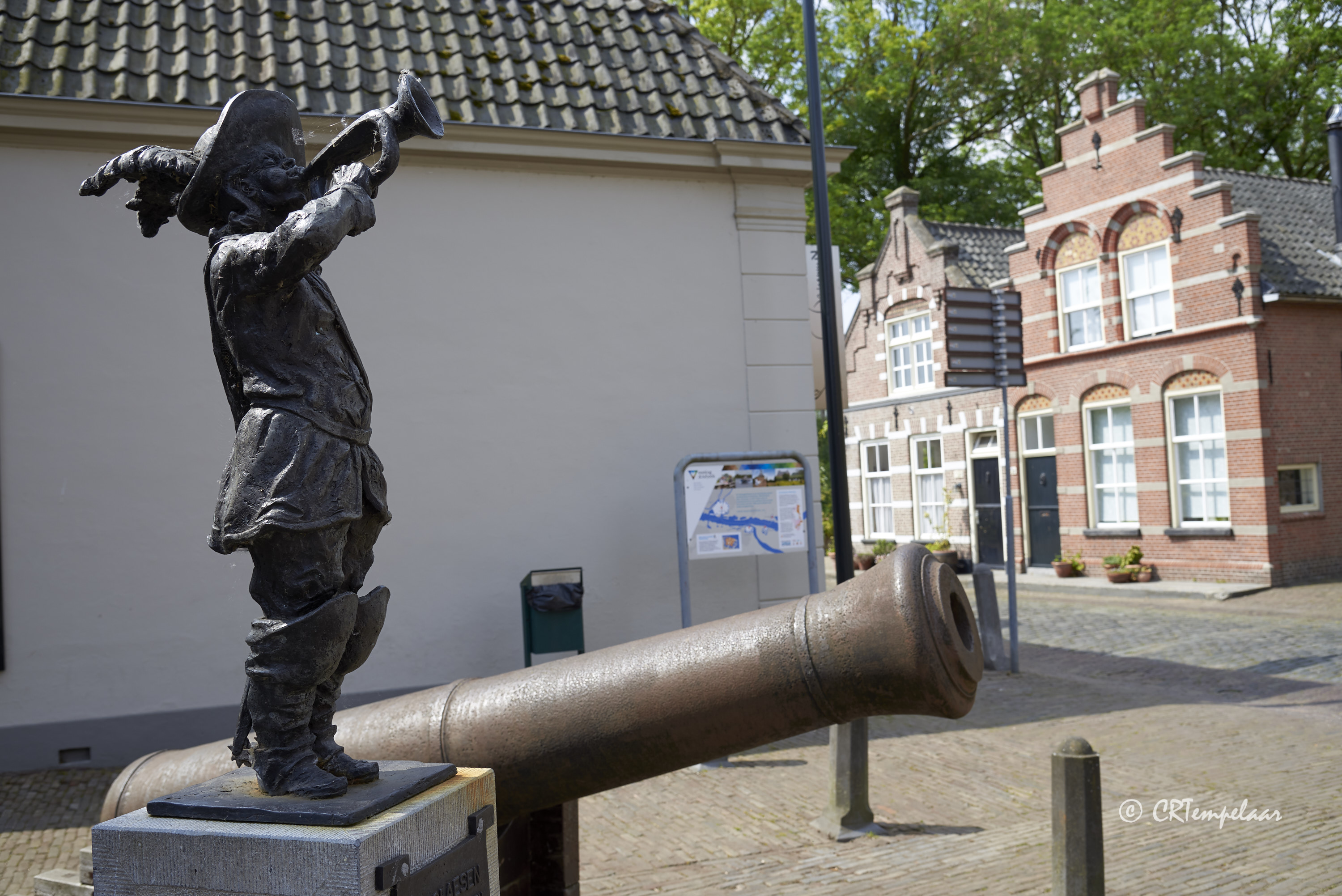 Jan Claesen de trompetter; op de achtergrond een huis met een Dordtse gevel