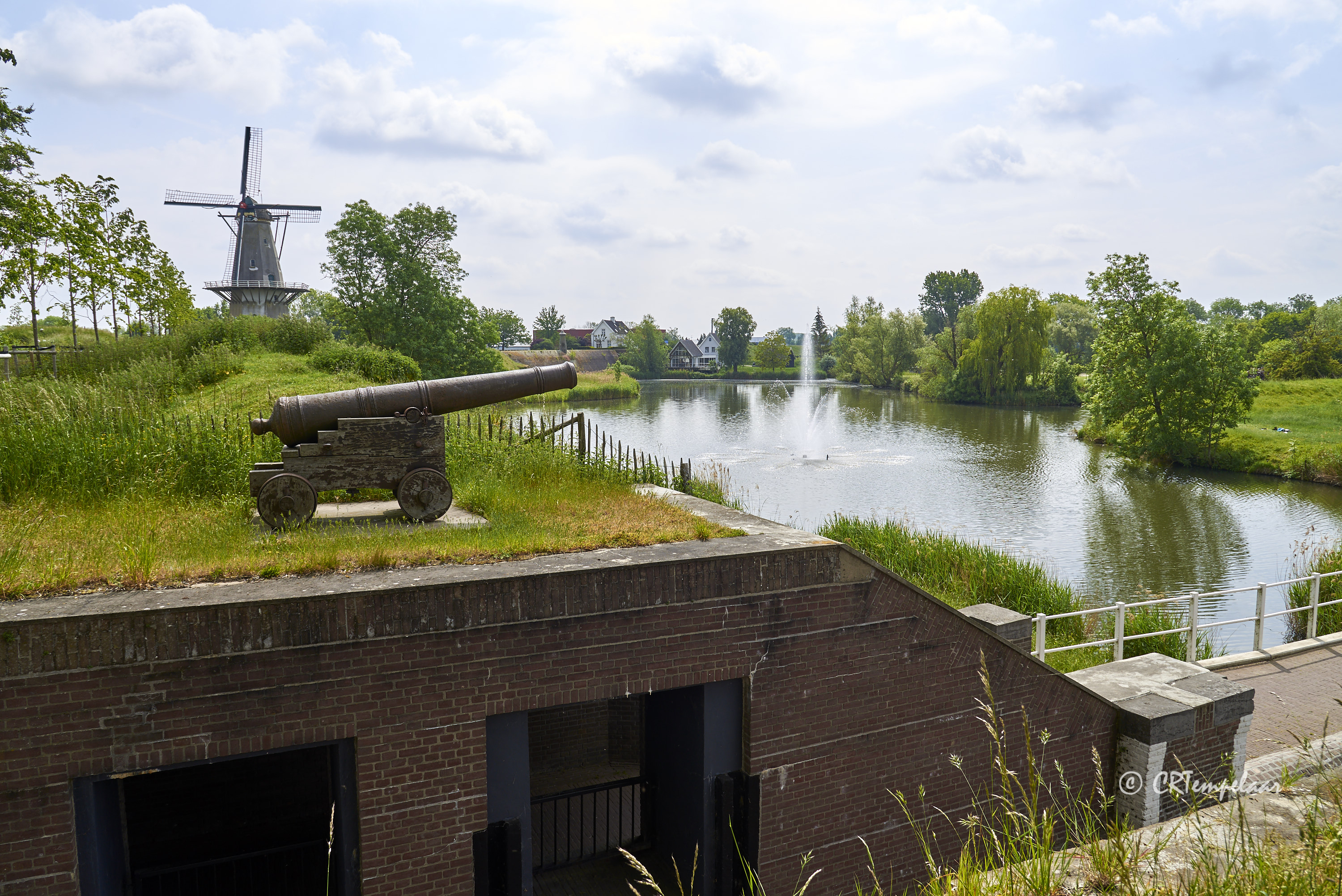 Woudrichem vestingwerken met stellingmolen Nooit Gedagt