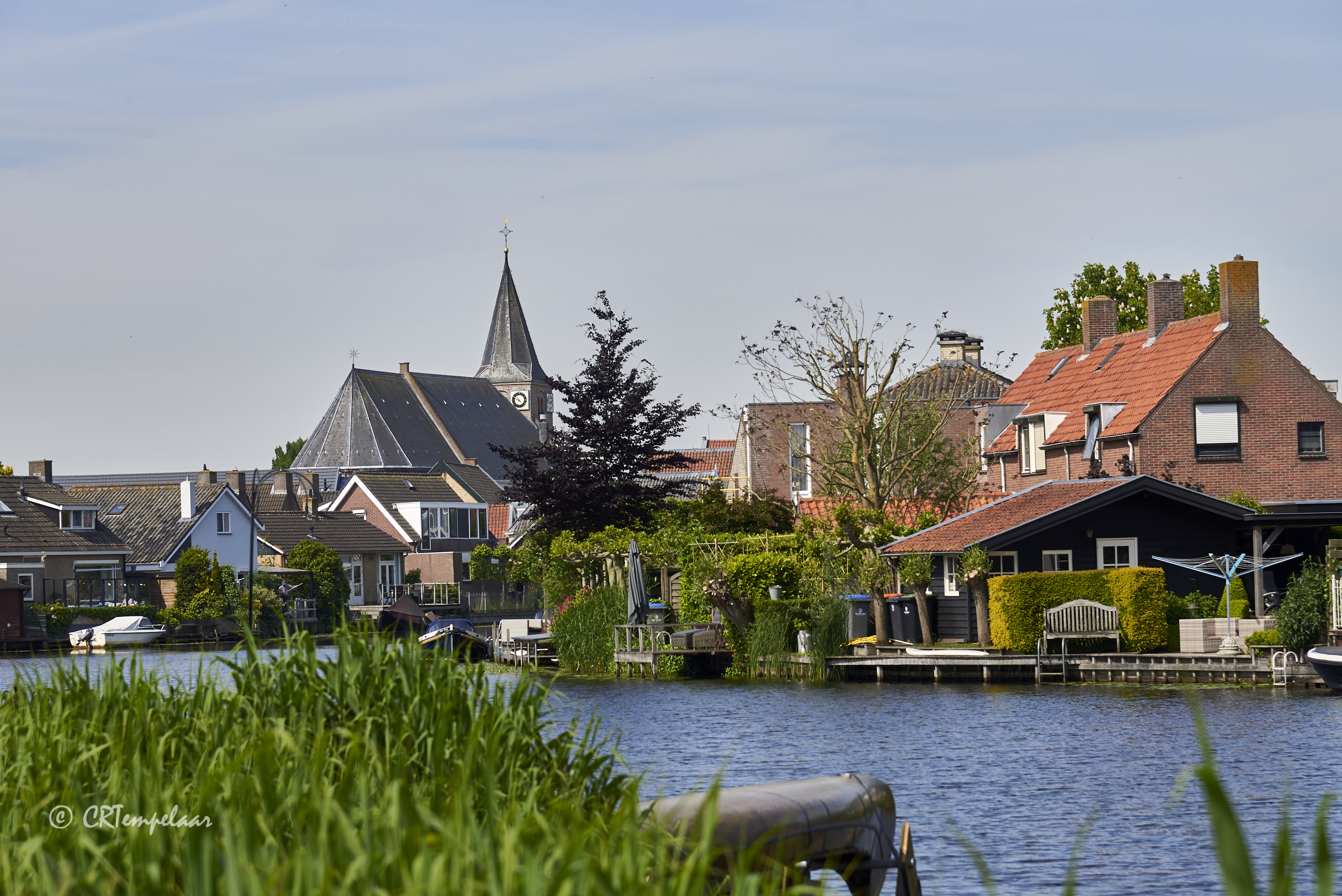 Giessenburg, het riviertje de Giessen en de Hervormde kerk
